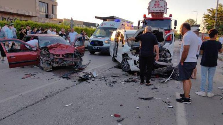 Otomobil ile hafif ticari aracın çarpıştığı kazada 6 kişi yaralandı: Kaza anı kamerada