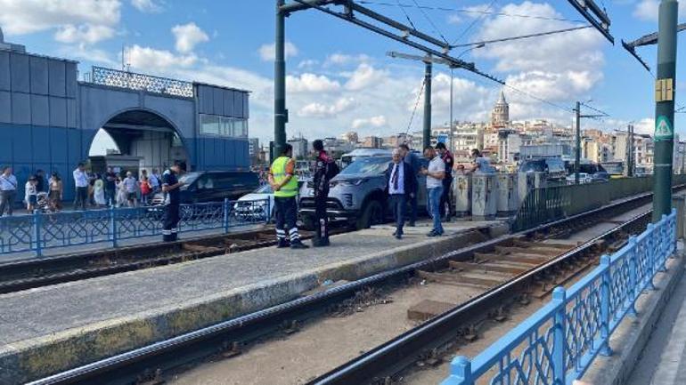 Galata Köprüsünde tramvay yoluna giren cip kaldırıldı, seferler normale döndü