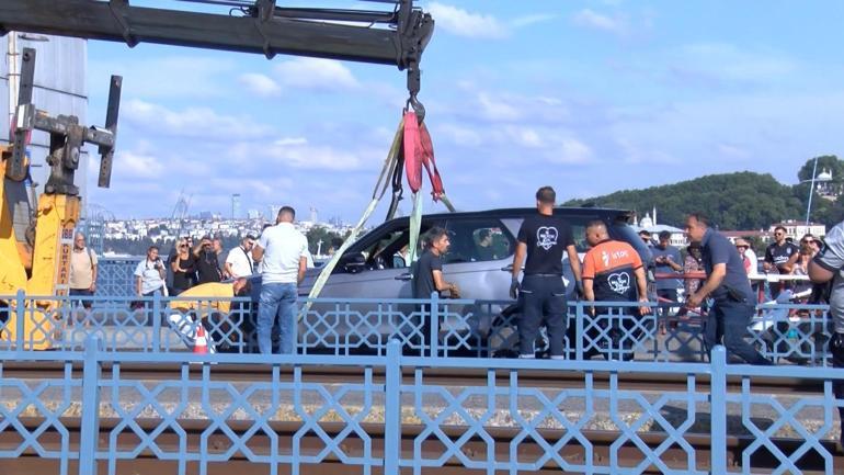 Galata Köprüsünde tramvay yoluna giren cip kaldırıldı, seferler normale döndü