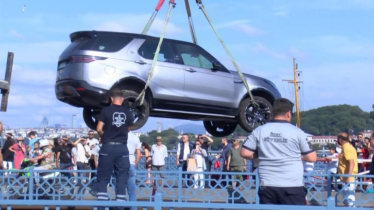 Galata Köprüsünde tramvay yoluna giren cip kaldırıldı, seferler normale döndü