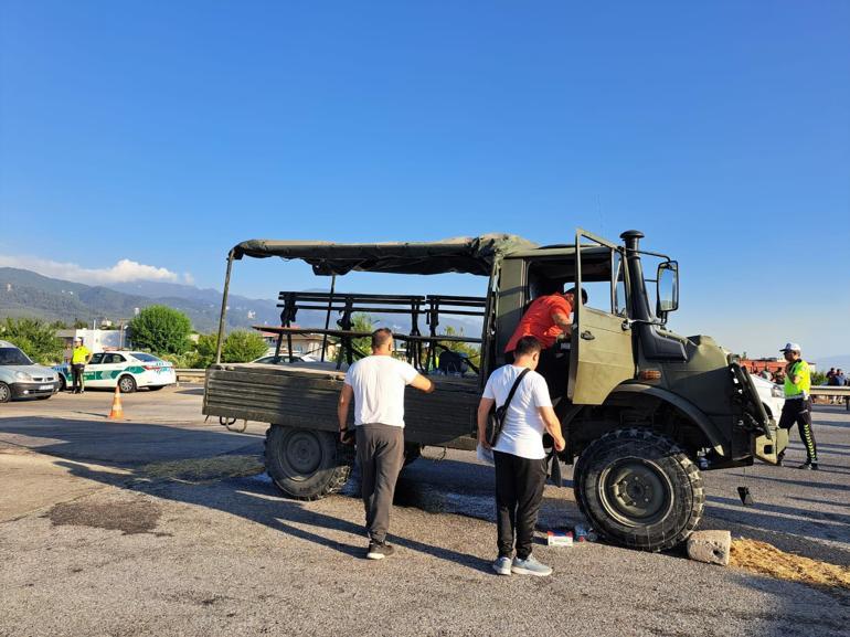 Askerleri taşıyan nakil aracı, TIRa çarptı: 13 asker hafif yaralı