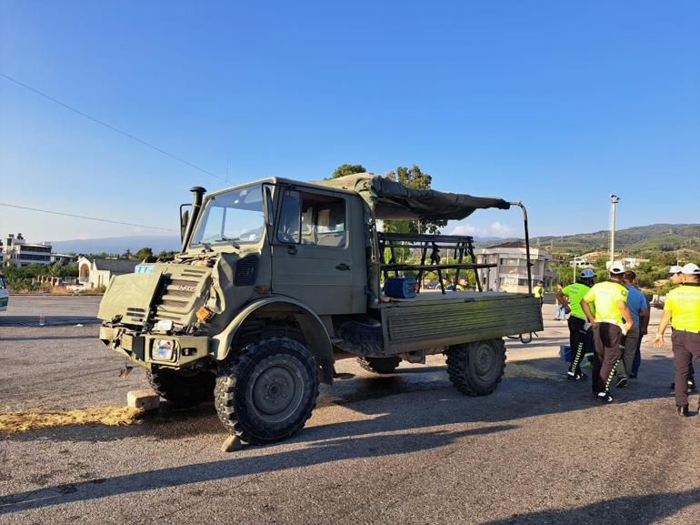 Askerleri taşıyan nakil aracı, TIRa çarptı: 13 asker hafif yaralı