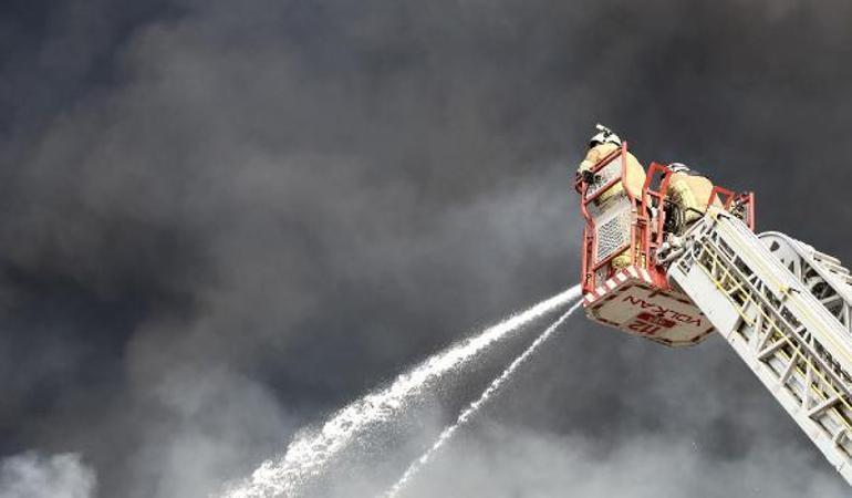 Bursa’da orman ürünleri fabrikasında başlayan yangın 9 fabrikaya daha sıçradı