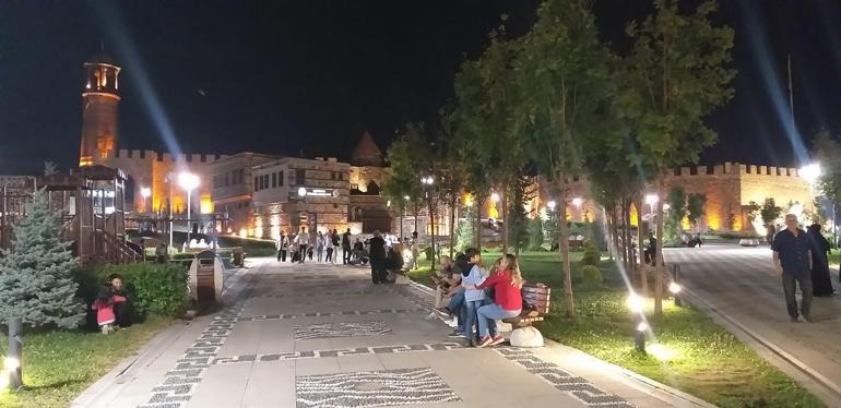 Konya 5.0, İzmir 3.9 ve Erzurum 4.1 ile sarsıldı