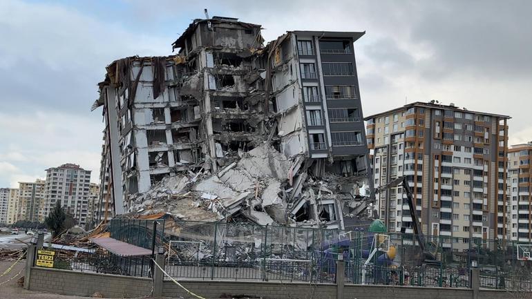 Malatyada yüksek katlı ağır hasarlı binalar, patlatılarak yıkılacak