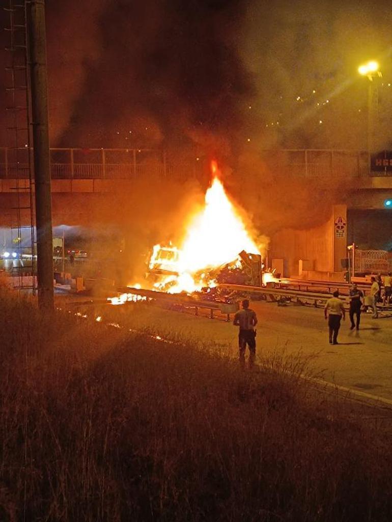 Otoban gişelerinde bariyere çarpan kamyonet yandı, sürücü yaralı