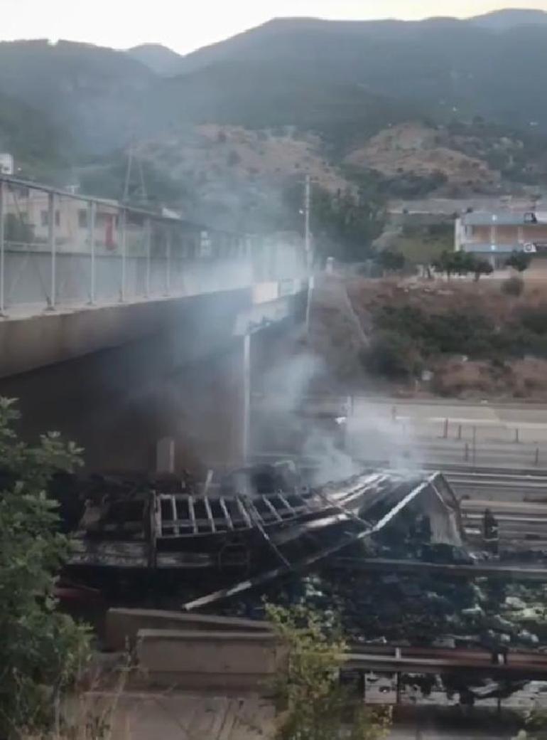 Otoban gişelerinde bariyere çarpan kamyonet yandı, sürücü yaralı