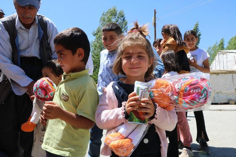 Sınır köylerini gezip, çocukları sevindirdiler