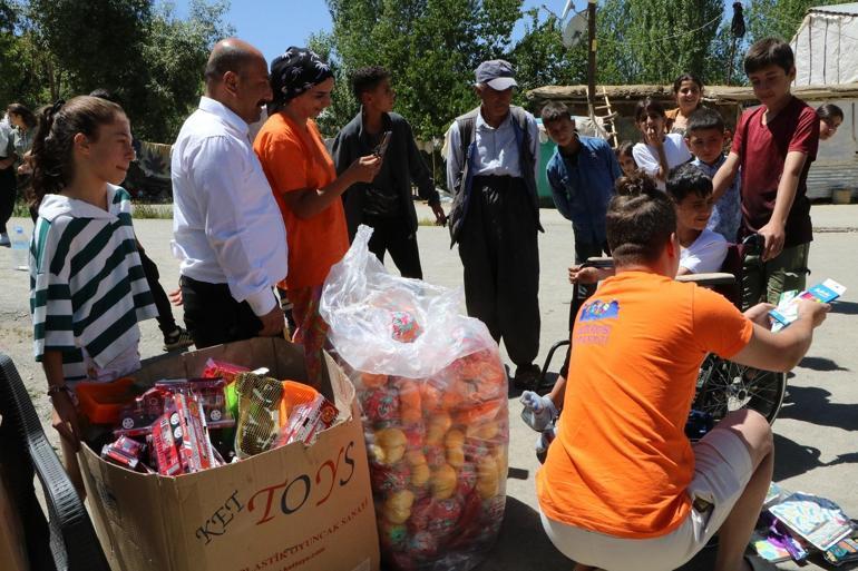 Sınır köylerini gezip, çocukları sevindirdiler