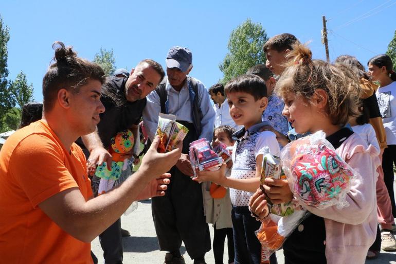 Sınır köylerini gezip, çocukları sevindirdiler