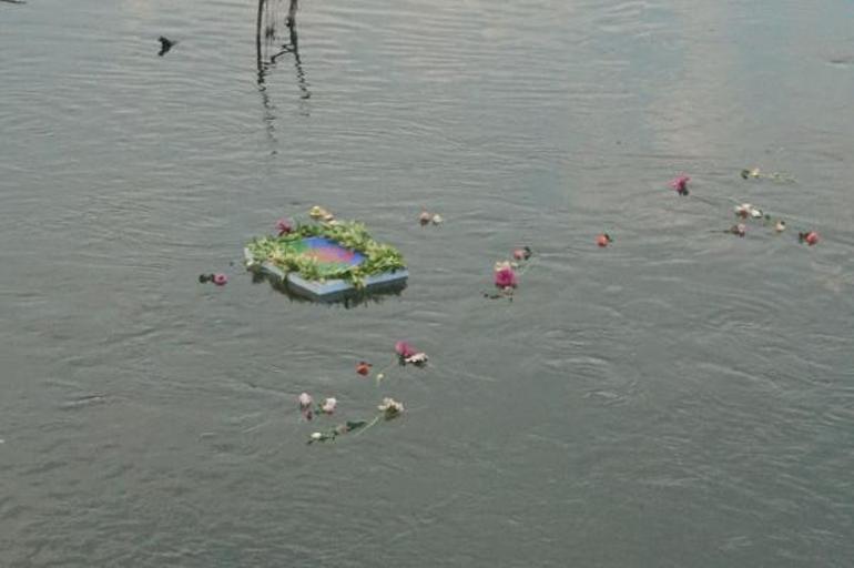 Auschwitz Kampında öldürülen Romanlar için Meriç Nehrine çiçek bırakıldı