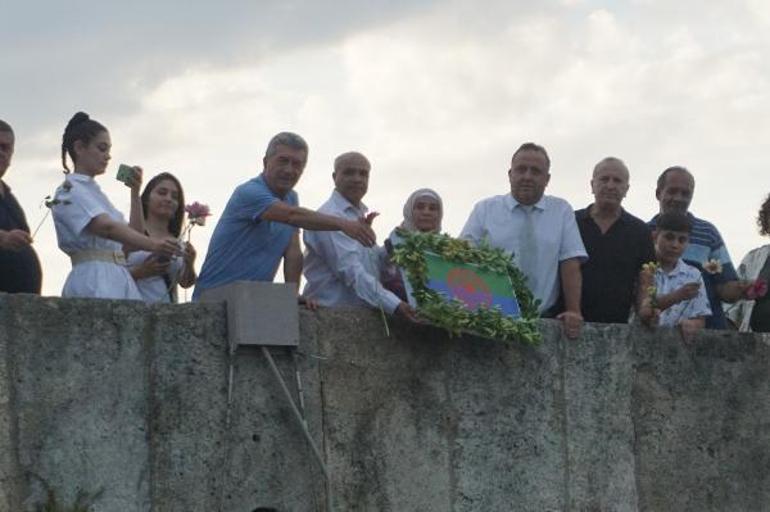 Auschwitz Kampında öldürülen Romanlar için Meriç Nehrine çiçek bırakıldı
