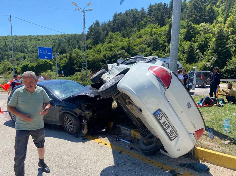 Kavşakta iki otomobil çarpıştı: 1 çocuk öldü, 8 yaralı