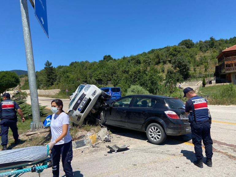 Kavşakta iki otomobil çarpıştı: 1 çocuk öldü, 8 yaralı