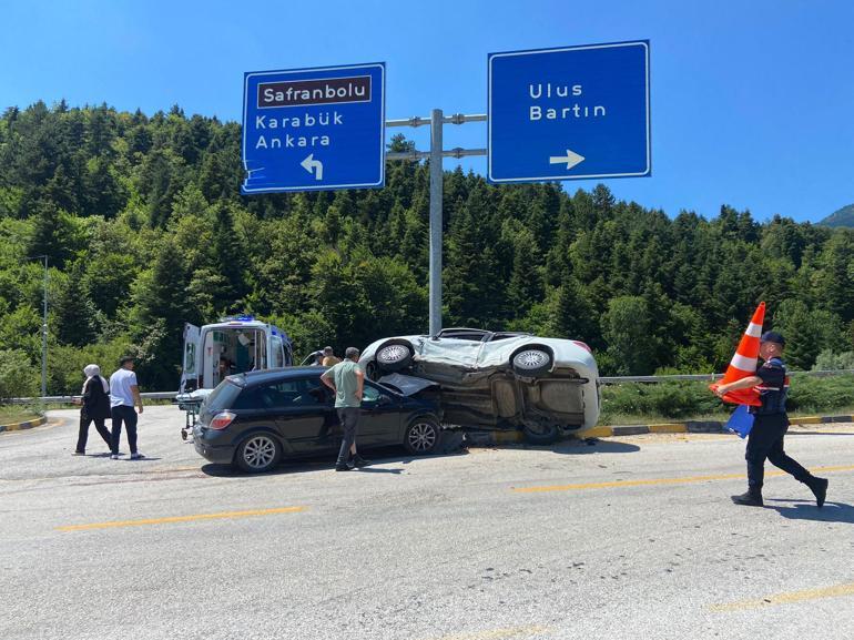 Kavşakta iki otomobil çarpıştı: 1 çocuk öldü, 8 yaralı