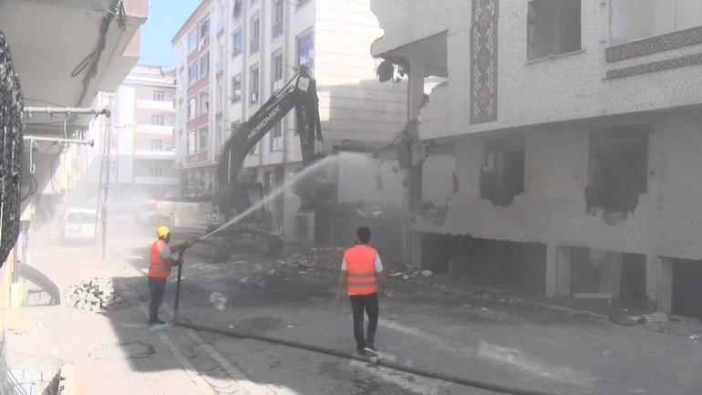 İstanbulda kendiliğinden çökebileceği tespit edilen binaların yıkımı sürüyor