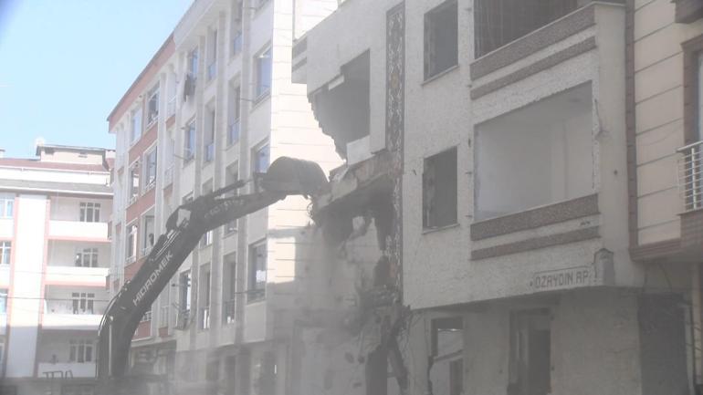İstanbulda kendiliğinden çökebileceği tespit edilen binaların yıkımı sürüyor
