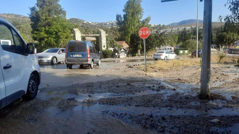 Bodrumda su isale hattı patladı, cadde suyla doldu