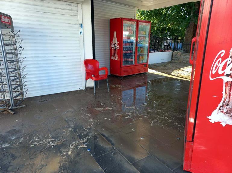 Bodrumda su isale hattı patladı, cadde suyla doldu