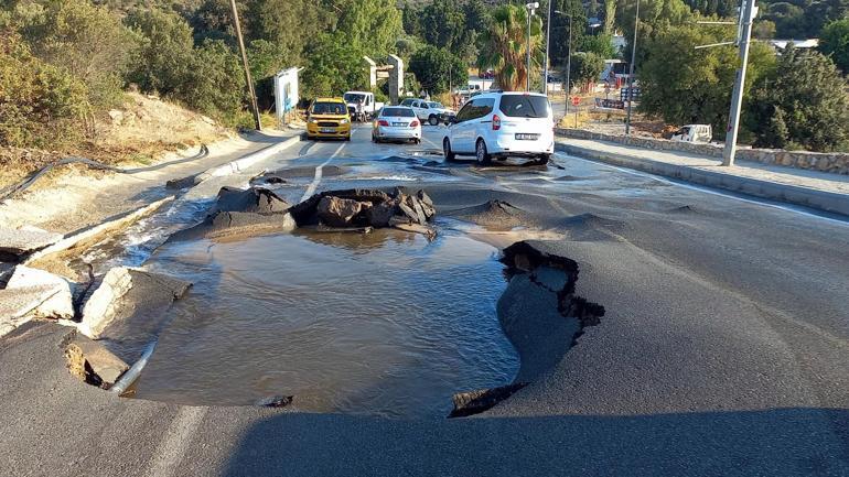 Bodrumda su isale hattı patladı, cadde suyla doldu