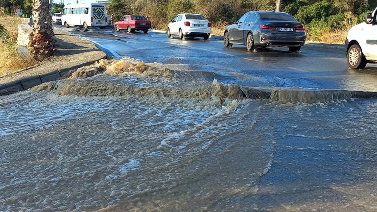 Bodrumda su isale hattı patladı, cadde suyla doldu