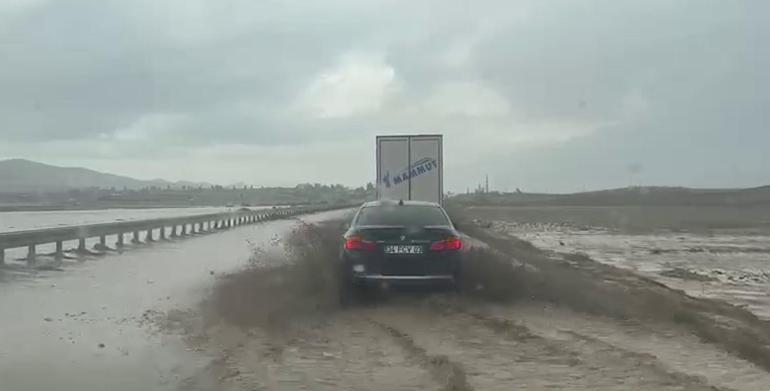 Doğubayazıtta sel; Türkiye- İran kara yolunda ulaşım tek şeritten sağlanıyor