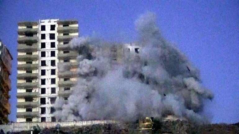 Kahramanmaraşta 12 katlı hasarlı bina patlayıcı kullanılarak yıkıldı