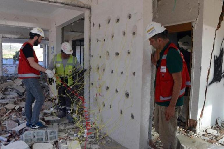 Kahramanmaraşta 12 katlı hasarlı bina patlayıcı kullanılarak yıkıldı