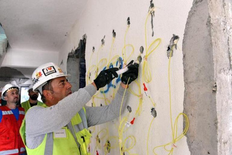 Kahramanmaraşta 12 katlı hasarlı bina patlayıcı kullanılarak yıkıldı