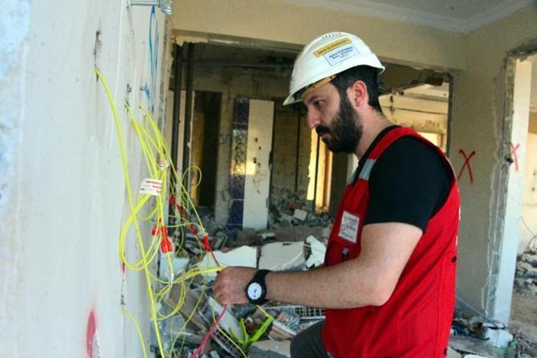 Kahramanmaraşta 12 katlı hasarlı bina patlayıcı kullanılarak yıkıldı