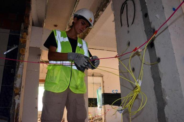 Kahramanmaraşta 12 katlı hasarlı bina patlayıcı kullanılarak yıkıldı