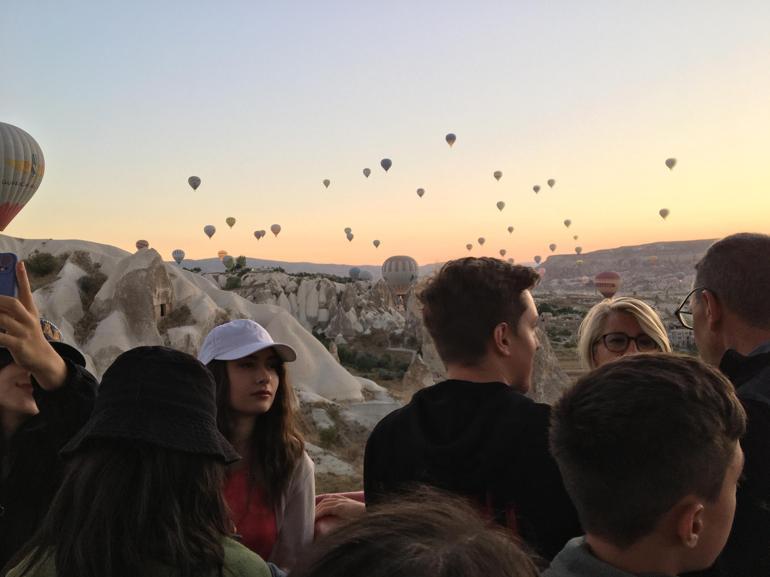 Başarılı öğrencilerini balonla uçurdular