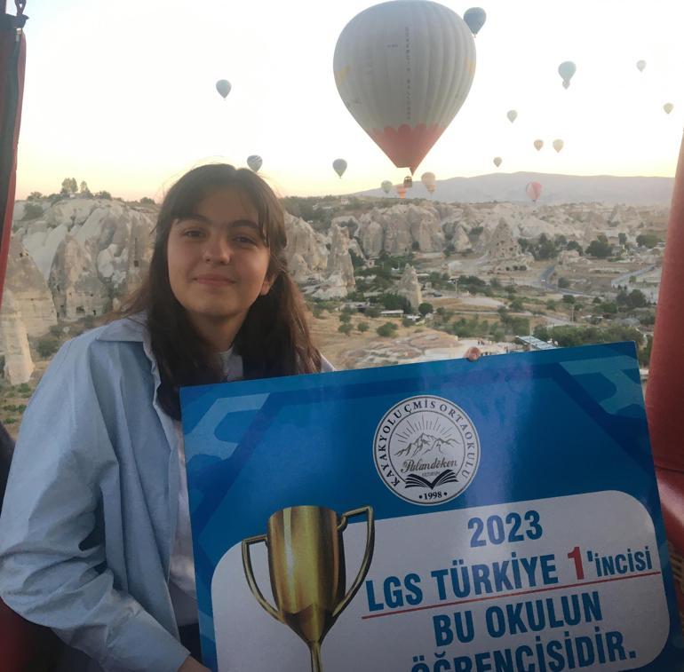 Başarılı öğrencilerini balonla uçurdular