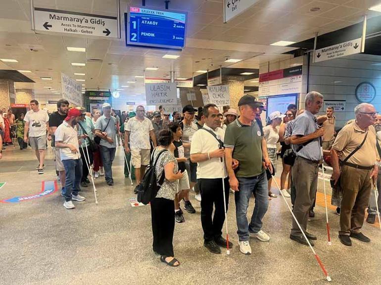 Görme engellilerden bariyer eylemi