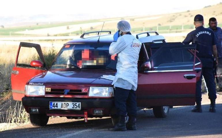 Otomobilde bulunan cesetlerin sırrı araştırılıyor