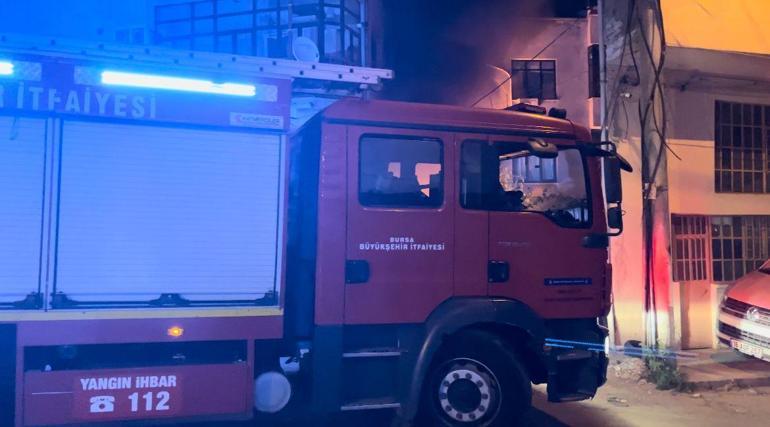 Bursada evin bahçesinde çıkan yangın, iş yerine sıçradı: 3 kişi dumandan etkilendi