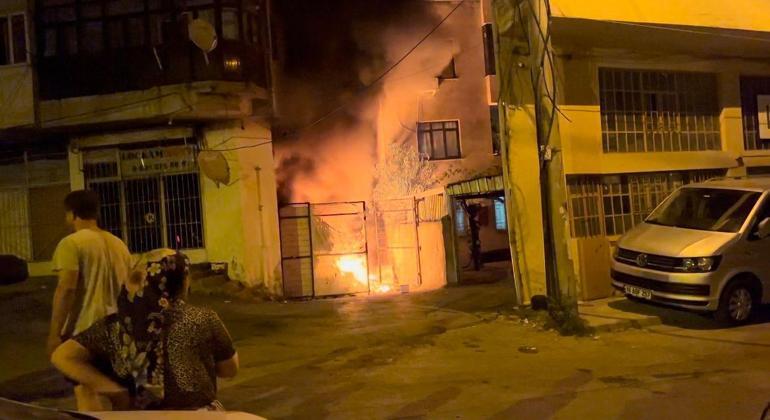 Bursada evin bahçesinde çıkan yangın, iş yerine sıçradı: 3 kişi dumandan etkilendi