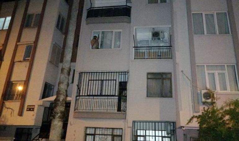 Pencerede bıçakla polise direndi, müdahale sonrası düşüp yaralandı