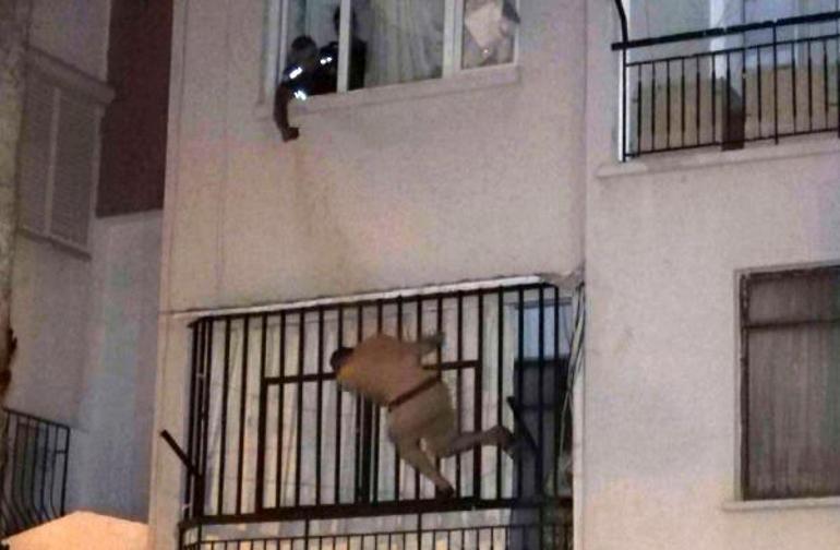 Pencerede bıçakla polise direndi, müdahale sonrası düşüp yaralandı