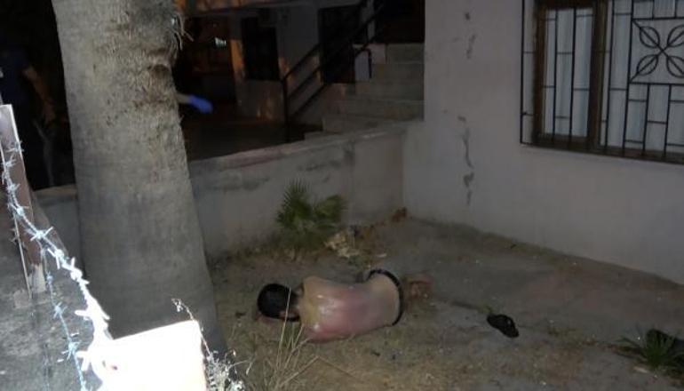 Pencerede bıçakla polise direndi, müdahale sonrası düşüp yaralandı