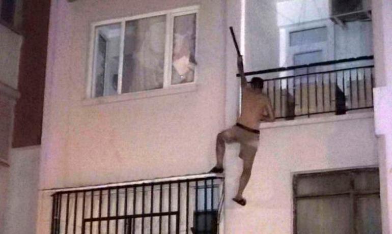 Pencerede bıçakla polise direndi, müdahale sonrası düşüp yaralandı