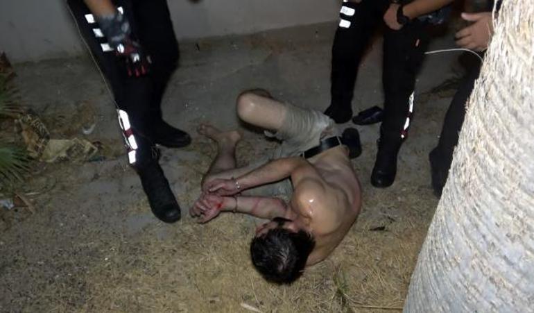 Pencerede bıçakla polise direndi, müdahale sonrası düşüp yaralandı