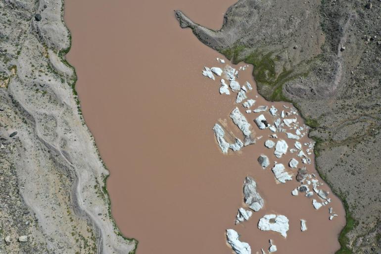 Türkiyenin en yüksek ikinci zirvesinde buzullar eriyor