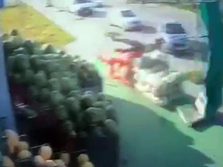 Şiddetli rüzgarda havalanan şemsiye ile uçtu