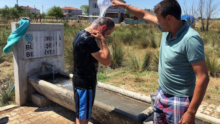 Yalakta yıkanıp, mahalledeki su sorununa tepki gösterdi