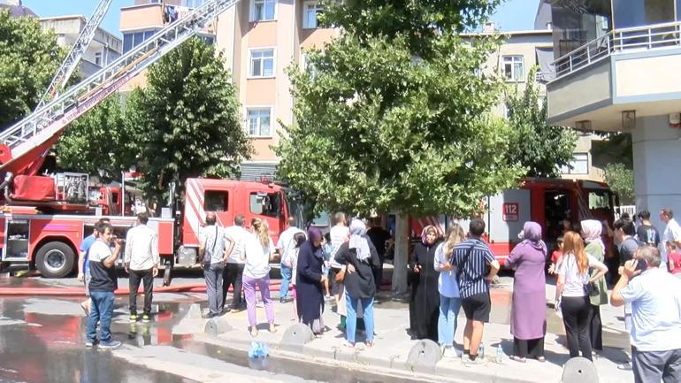 Bağcılarda çatı alev alev yandı: Mahalleli sokağa döküldü