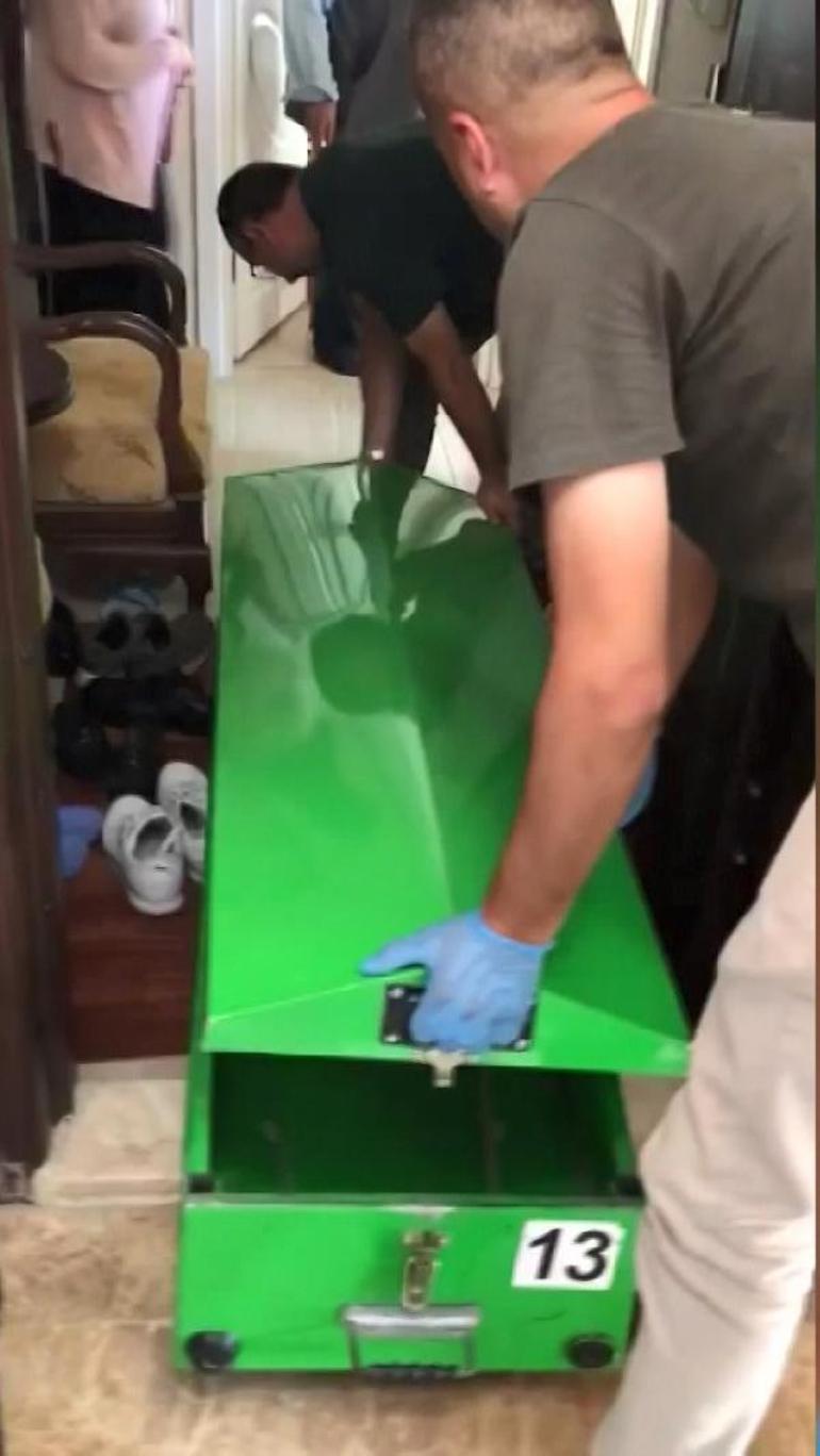 Ağabeyi evde öldü; saatlerdir belediye tabibinin gelmesini bekliyorlar