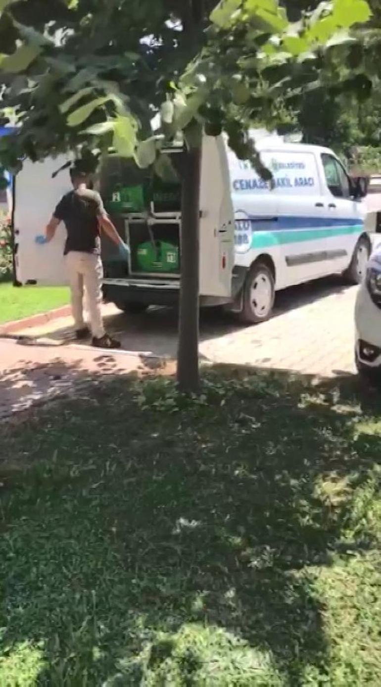 Ağabeyi evde öldü; saatlerdir belediye tabibinin gelmesini bekliyorlar