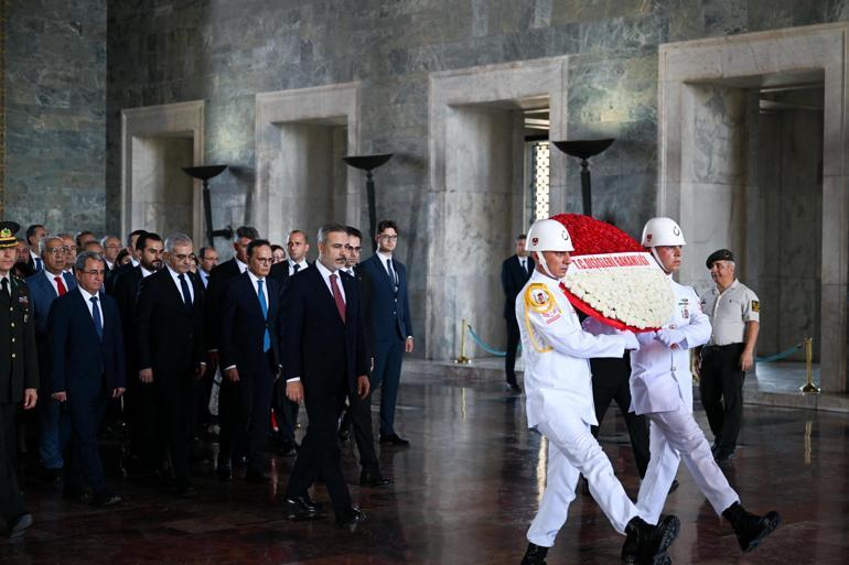 Bakan Fidandan Anıtkabir ve şehitlik ziyareti