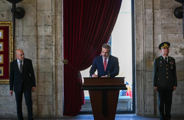 Bakan Fidandan Anıtkabir ve şehitlik ziyareti